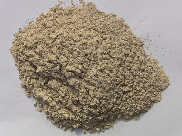 礬土性質(zhì) 礬土主要成分是氧化鋁，為煉鋁和耐火材料的主要原料。白色或灰白色，因含鐵而呈褐黃或淺紅色。密度3.45g/cm3，硬度1～3，不透明，質(zhì)脆。極難熔化，不溶于水，能溶于硫酸、氫氧化鈉溶液。 地區(qū)分布 中國(guó)鋁土礦資源比較豐富，在全國(guó)18個(gè)省、自治區(qū)、直轄市已查明鋁土礦產(chǎn)地205處，其中大型產(chǎn)地72處（不包括臺(tái)灣），主要分布在山西、山東、河北、河南、貴州、四川、廣西、遼寧、湖南等地。 投資前景 1.可用于煉鋁工業(yè)。用于國(guó)防、航空、汽車、電器、化工、日常生活用品等。 2.可用于精密鑄造。礬土熟料加工成細(xì)粉做成鑄模后精鑄。用于軍工、航天、通訊、儀表、機(jī)械及醫(yī)療器械部門。 3.可用于耐火制品。高鋁礬土熟料耐火度高達(dá)1780℃，化學(xué)穩(wěn)定性強(qiáng)、物理性能良好。 4.硅酸鋁耐火纖維。用于鋼鐵、有色冶金、電子、石油、化工、宇航、原子能、國(guó)防等多種工業(yè)，消防人員可用耐火纖維布做成衣服。 5.制造礬土水泥、研磨材料、陶瓷工業(yè)以及化學(xué)工業(yè)可制鋁的各種化合物。 鋁礬土磨粉制備 鋁礬土粉是選用煅燒過的熟鋁礬土礦石用雷蒙磨加工制成的細(xì)粉，粒度通常為100目-325目，在耐火材料行業(yè)得到了廣泛的應(yīng)用。通常加工的流程為先經(jīng)顎式破碎機(jī)進(jìn)行破碎，然后篩分進(jìn)入鋁礬土雷蒙磨或鋁礬土超細(xì)磨粉機(jī)中，進(jìn)行鋁礬土粉制備，使其應(yīng)用更加廣泛。
