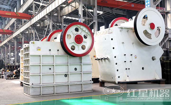 顎式破碎機(jī)實(shí)拍圖，型號(hào)多樣，價(jià)格在10-80萬之間