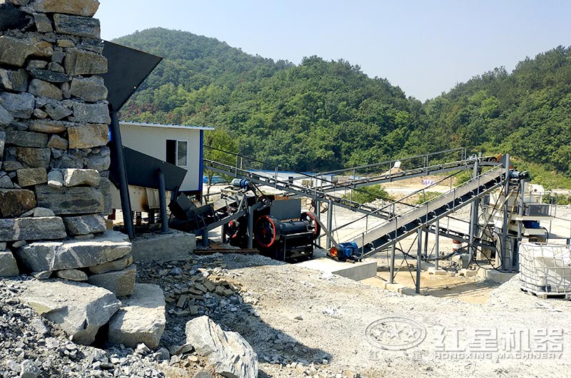 顎式細(xì)破碎機(jī)破碎現(xiàn)場，搭配制砂機(jī)使用